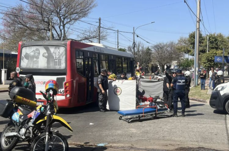 Un delivery perdió la vida tras estrellarse contra un colectivo